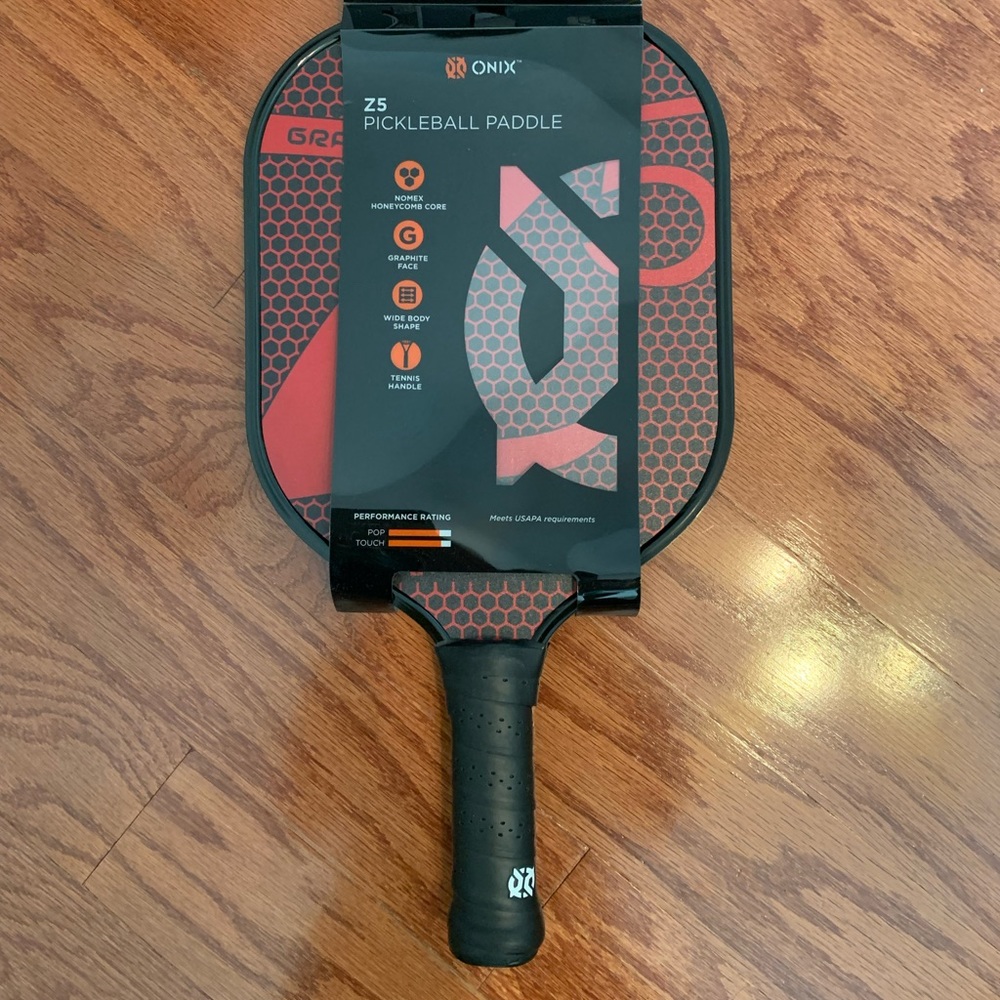 ❤️SOLD❤️ONIX Z5 PICKLEBALL PADDLE in RED